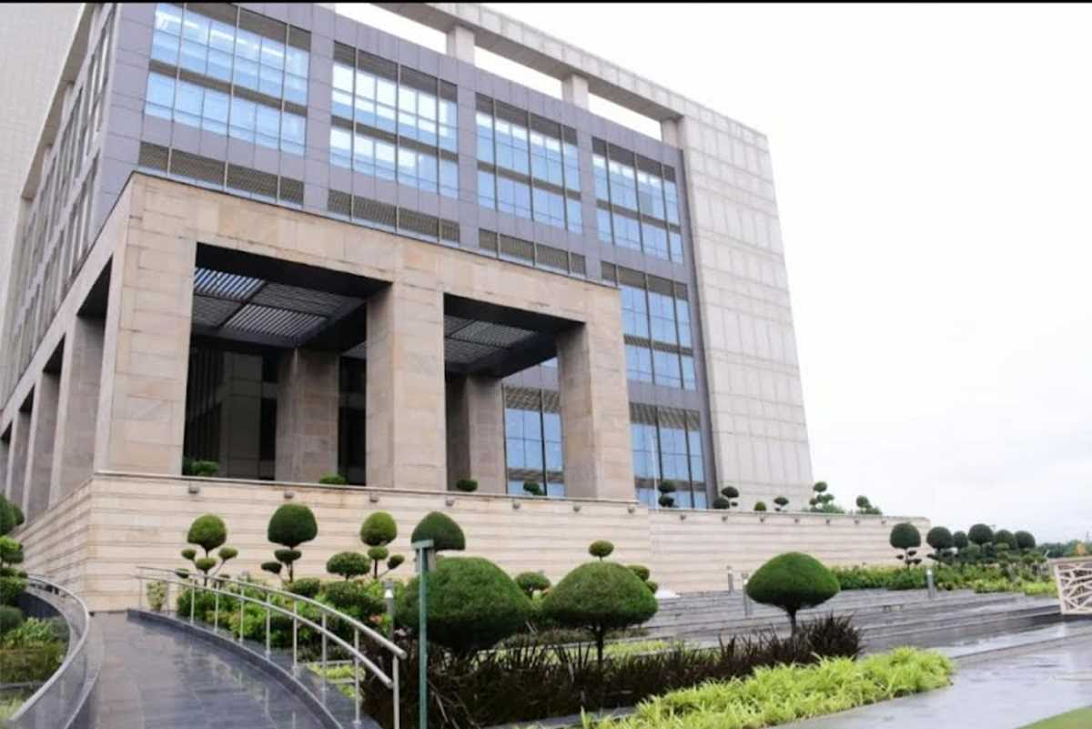 ग्रेनो सीईओ को एक माह कारावास की सजा, गिरफ्तारी का आदेश भी जारी